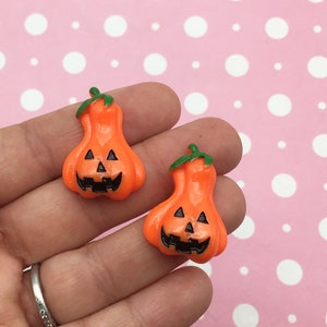 6 Cute Pumpkin Jack O Lantern Flat Backed Cabochons, Cute Halloween Flatbacked Plastic Cabs DH5a