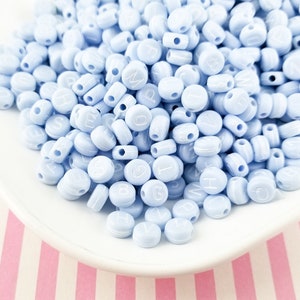 100 cuentas de alfabeto de 7 mm en azul pastel, cuentas de letras acrílicas en tonos pastel J190
