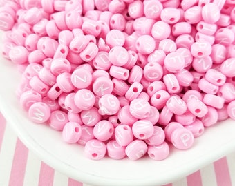 100 pastelowych różowo-białych, płaskich, okrągłych, akrylowych koralików z alfabetem, 7 mm, żywiczne koraliki z literami J89