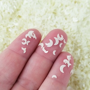Multi-size Glow in the Dark Moon Glitter, Halbmond Halbmond Mond Glow Glitter, Nail Art und kawaii Kunstharz-Verzierungen, F818