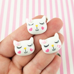 5 Weiße 21 mm Kawaii Blushing Wohnung Harz Katze Cabochons mit Schleifen, flache Rückseite Kleber auf Acryl Kunststoff Kätzchen Kitty Cabs #1072a