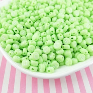 100 cuentas de resina redondas de 7 mm de color verde pastel, suministros para hacer abalorios con letras de acrílico y plástico pastel J23