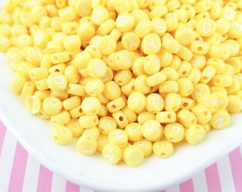 100 pastelowych żółtych, 7 mm, akrylowych koralików z alfabetem, żywiczne litery, artykuły do koralikowania dla dzieci J12