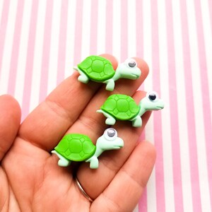 3 Flat Backed 25mm Resin Googly Eyed Green Turtle Cabochons, Flatbacked Acrylic Plastic Tortoise Animal Cabs, 1532a