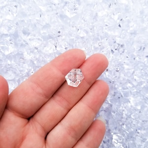 25 petits morceaux de pierres précieuses en plastique transparent, pierres précieuses en résine, faux diamants acryliques, morceaux de caviar, F552