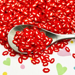 バレンタインデーの小さな赤いリップポリマークレイの非食用スプリンクル、フェイクポリマークレイスプリンクル、ガーリーファッショニスタスマイルリップスティックスライス N44