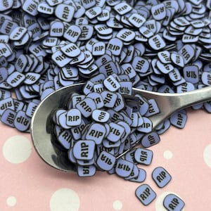 Kleine spookachtig violetgrijs RIP Halloween-grafsteen grafsteen polymeerklei faux hagelslag, NIET-EETBARE grafsteen tafelstrooi confetti N249