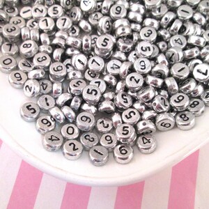 100 cuentas de números de acrílico de 7 mm, plateadas y negras, suministros para cuentas de números de resina metálica J159