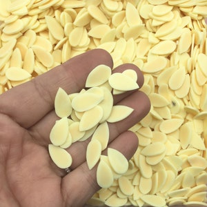 Rebanadas de almendras falsas blanqueadas grandes, chispas de arcilla polimérica NO COMESTIBLES, rebanadas de bastón de Fimo, almendras falsas R99