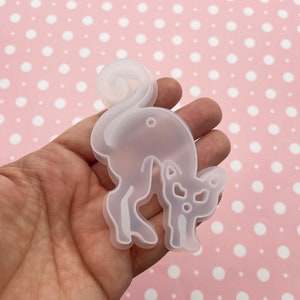 Op de afbeelding: Transparante siliconen mal van een zwarte kat met een gekrulde staart. De mal is ontworpen voor het maken van ambachten van hars.