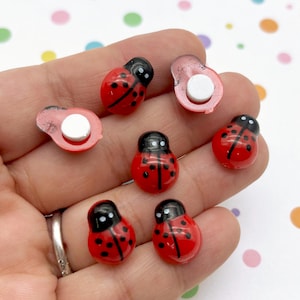12 Cabochões de acrílico fofos de 15 mm com fundo plano em forma de joaninha e adesivos, adesivos de resina com fundo plano em forma de joaninha, 496
