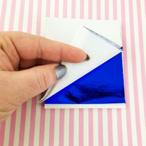 Samenstelling 50 kleine vellen KOBALTBLAUW BLAD vellen voor nageldecor en nail art, bladgoud voor polymeerklei of hars of slijm