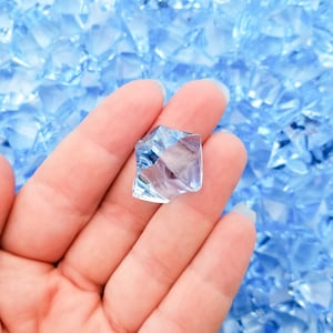 50g GRANDES pedaços de pedras preciosas acrílicas azuis transparentes, pedras preciosas de resina, diamantes de plástico falso, mais de 20 peças CHK 4