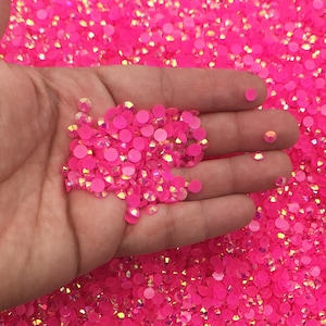 Diamantes de imitación de resina redondos de 5 mm con base plana, cabujones facetados de plástico acrílico con base plana de color rosa intenso, para pegar con adhesivo.