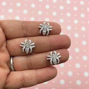 15 Metallic Silber Flatbacked Acryl Kunststoff Spooky Spinne Cabochons, niedliche Halloween Harz kleine Nagel Cabs, #DH98A