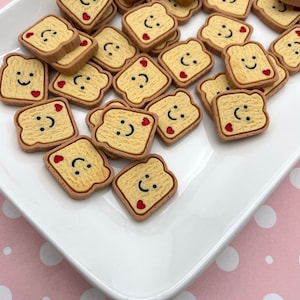 6 niedliche Harz Smiley Brot Cabochons mit flacher Rückseite, Acryl Kunststoff Sandwich Brot Toast Cabochons, 1632a