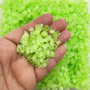 100 gram acrylsilicazand, zuurgroen acryl nep lavageodesteen, plastic snoepbrokken, grof acrylzand