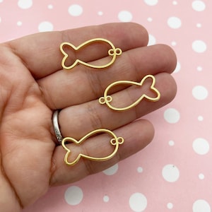 Può includere: Tre cornici in metallo dorato a forma di pesce con un anello in cima. Le cornici sono perfette per l'artigianato in resina.