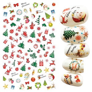 Puede incluir: Una hoja de pegatinas de uñas de Navidad con una variedad de diseños, que incluyen Papá Noel, renos, árboles de Navidad, campanas, copos de nieve y las palabras "Feliz Navidad".