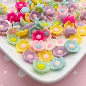 15 Cabochões de flores de cerejeira sortidos com fundo plano em resina Sakura Cabs 473