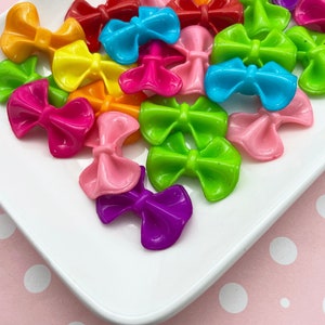 10 cabochon in resina con fiocco multicolore arcobaleno a retro piatto, graziosi cabochon in plastica acrilica a retro piatto 314