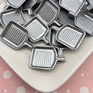 8 Silver Tone Acrylic Plastic Miniature Dollhouse Frying Pan for Charms for Decoden, Flat Bottom Resin Fake Food Doll Props, 1564b