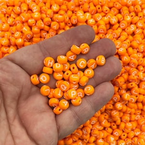 100 cuentas redondas planas de acrílico de 7 mm, color naranja brillante, para manualidades infantiles, con letras, J21