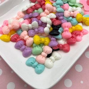 10 geassorteerde cabochons met strik, cabines van hars met platte achterkant, schattige cabines van acryl met plakband 1278