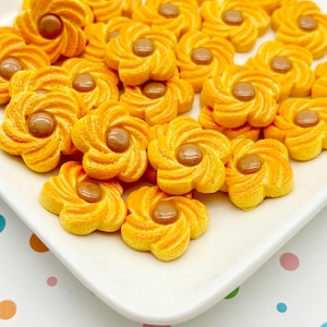 フェイクベイクフラットバック25 mmまたは1インチ樹脂クリスマスクッキー5個、デンマークのスプリッツバタークッキーフラットバックアクリルプラスチックペストリーカボション791