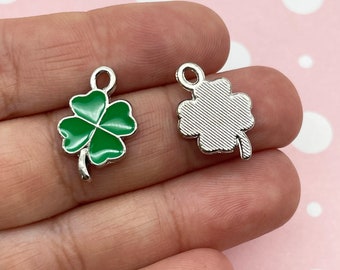 8 dijes de trébol de cuatro hojas de esmalte verde de 19 mm, chapados en plata, colgantes de la suerte para el Día de San Patricio F439