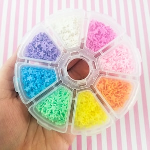 Un set di 8 scomparti con decorazioni in pasta polimerica a tema arcobaleno a forma di stella, coriandoli da tavolo in Fimo finto da cuocere, riempimento per shaker per bicchieri.
