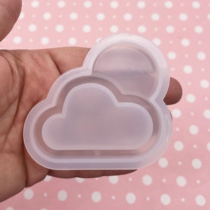 Peut inclure: Un moule en silicone blanc en forme de nuage avec un petit cercle à l'intérieur. Le moule est conçu pour la fabrication d'objets en résine.