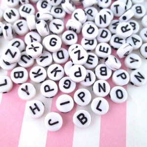 100 cuentas de letras blancas y negras, Cuentas de letras blancas, Cuentas de letras acrílicas J1
