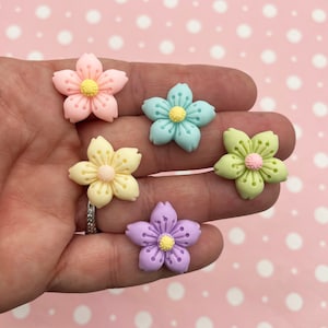10 Pastell Kirschblüten Blumen Acryl Kunststoff Cabochons, 25 mm oder 1 Zoll flache Rückseite Harz Sakura Cabs, 1549b