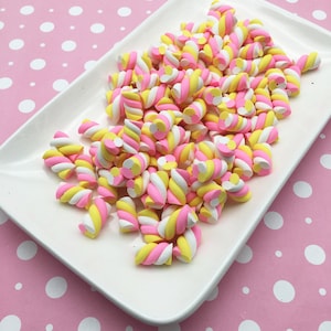 10 cabochon in pasta polimerica pastello da 20 mm, caramelle marshmallow finte gialle e rosa, cabochon fai da te per bambini 238b