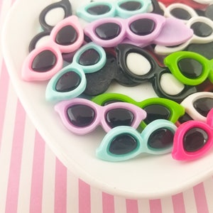 10 verschiedene Cabochons für Sonnenbrillen, flache Rückseite aus Acryl, #522b