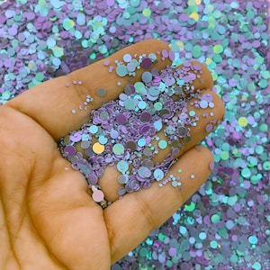 Burbujas de donut circulares de color púrpura y azul con efecto iridiscente y brillo para esparcir sobre la mesa, confeti F572