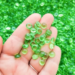 100 grammes (3 1/2 onces) de perles de barbotine en plastique acrylique vert herbe, matériaux de création artistique en résine pour de la boue croustillante et de l'artisanat