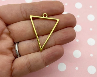 8個の金メッキ三角形チャーム、26 mmオープンベゼルペンダント、三角形