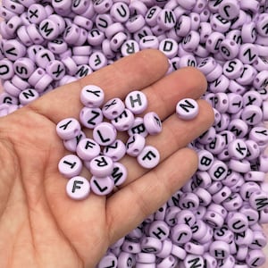 50 cuentas del alfabeto de 10 mm de color púrpura pastel, cuentas de letras acrílicas, J47