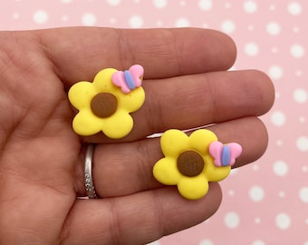 4 Yellow Resin Flatbacked Daisy and Butterfly Floral Cabochons, Flat Backed 23mm Acrylic Plastic Flower Cabs 766b