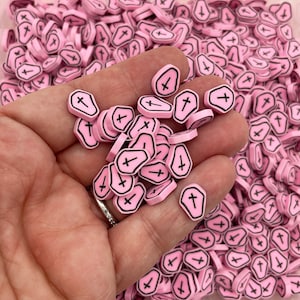 10-12 mm Pinker, gruseliger Sarg Halloween Polymer Clay ungenießbare Faux-Streusel, Fake Backen Fimo Tisch-Streuseln Konfetti, Becher-Shaker füllen G84