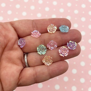 Vijftien 10 mm pastel AB-roos cabochons met platte achterkant hars bloemen, platte achterkant schattig transparant acryl plastic bloemcabines