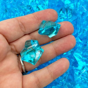 50g GRANDES pedaços de pedras preciosas acrílicas transparentes azul turquesa, pedras preciosas de resina, diamantes de plástico falso, mais de 20 peças CHK 10