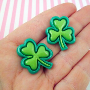 4 cabochons trèfle trèfle vert en résine à dos plat, cabochons en plastique acrylique à dos plat kawaii pour la Saint-Patrick bicolore, # 1633