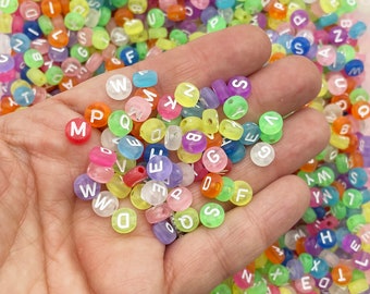 100 klare gefrostete bunte 7mm Alphabet Perlen, Acryl Buchstaben Perlen J26