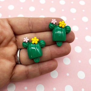 8 DESTASH SALE Lindos cabujones de cactus de resina verde con parte posterior plana, cactus de plástico acrílico con parte posterior plana, plantas suculentas, 696