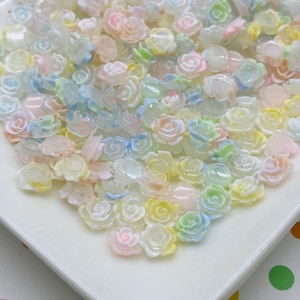 50 piezas de cabujones de resina con parte trasera plana de flores de rosa de 10 mm con purpurina multicolor pastel, cabujones florales de plástico acrílico con parte trasera plana, L381
