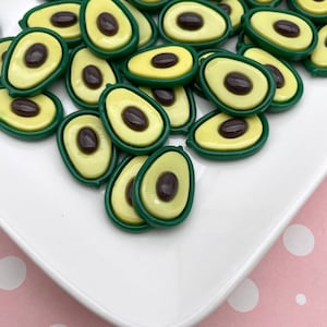4 Avocado Harz Cabochons mit flacher Rückseite Acryl Kunststoff Avo Food Cabochons, 918