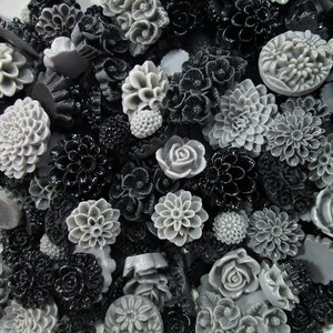 10 zwarte en grijze mix harsbloem cabochons met platte achterkant